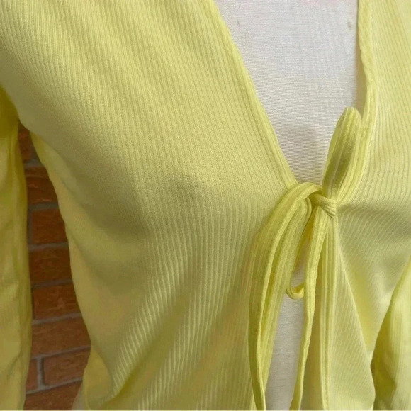PrettyLittleThing Light Yellow Ribbed Tie Cardigan Women’s Size 6 - Picture 2 of 7